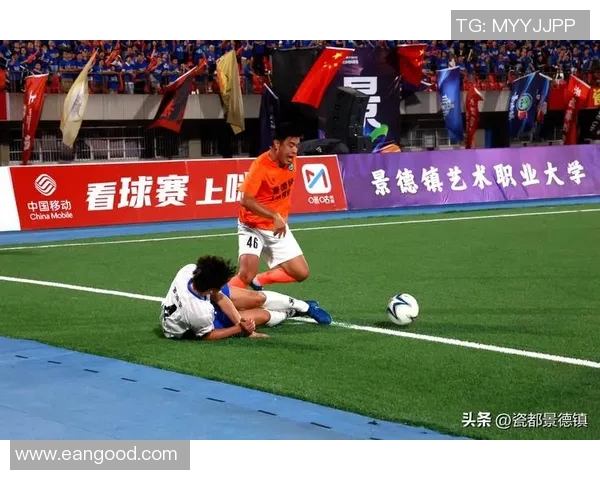 足球场上的英俊身影，球星们的魅力与帅气瞬间定格